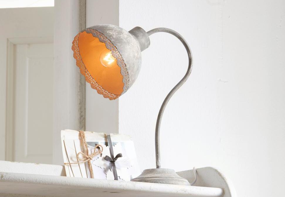 Shabby-Chic-Metalltischlampe mit orangefarbenem Innenraum und dekorativem Rand, Beleuchtung im Vintage-Stil