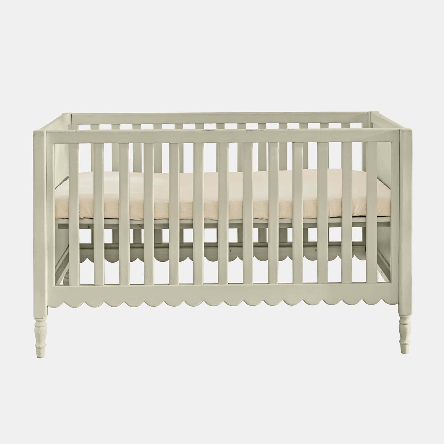 Babybett Leily Weisses Kinderbett aus Holz mit beiger Matratze und dekorativem Wellenschnitt am unteren Rand
