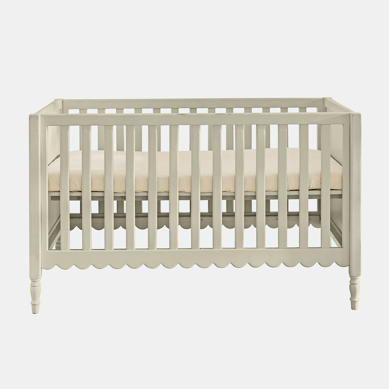 Babybett Leily Weisses Kinderbett aus Holz mit beiger Matratze und dekorativem Wellenschnitt am unteren Rand
