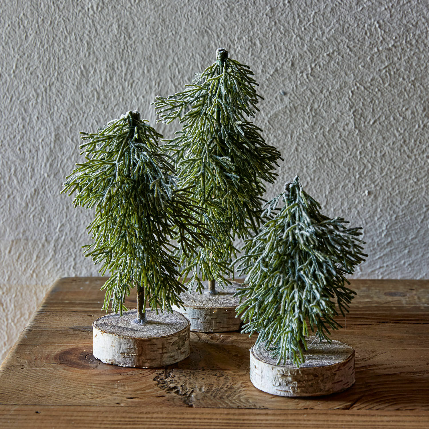 Baum 3er Set Lonzac Drei grüne Deko-Tannen aus Material auf Holzsockel, weihnachtliche Tischdekoration