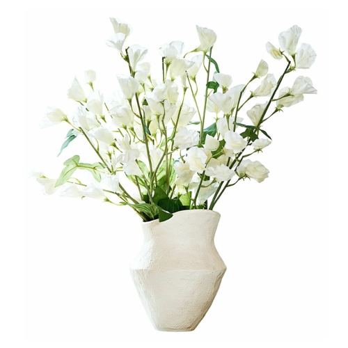Weisse Keramikvase mit Struktur und weissem Blumengesteck als Dekoration für Innenräume