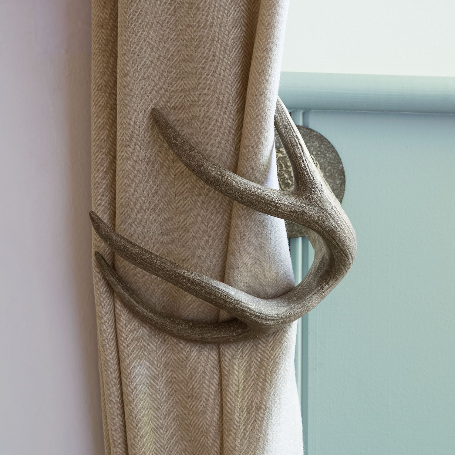 Natürlicher Gardinenhalter in Geweihform in Grau, dekoratives Fensterzubehör für Innenräume