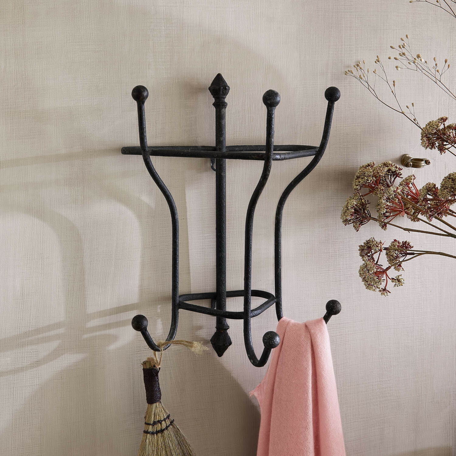 Schwarzer Metall-Wandhaken mit Kleiderhaken für Flur und Garderobe