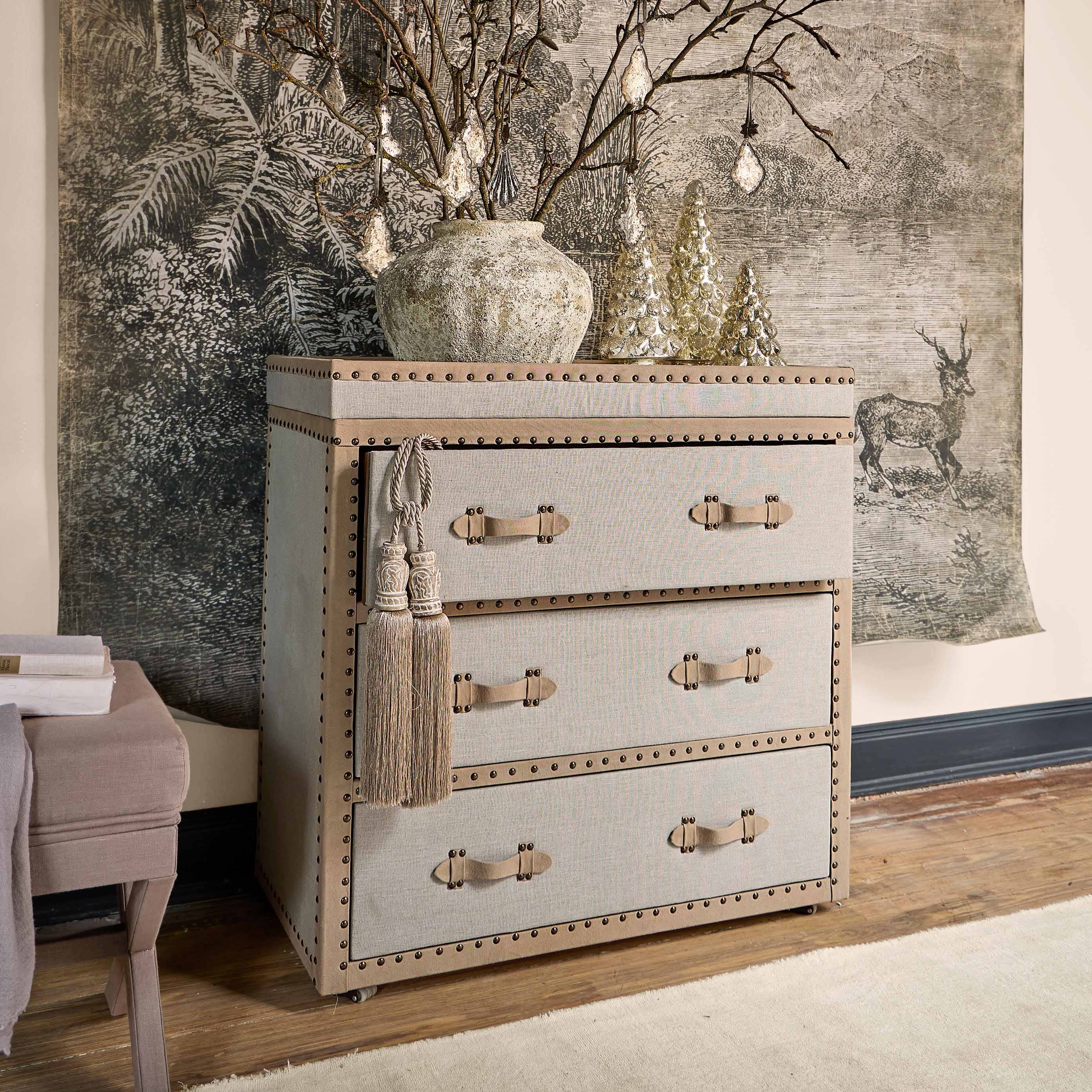 Beige Stoffkommode mit dekorativen Griffen und Quasten, Vintage-Stil fürs Wohnzimmer