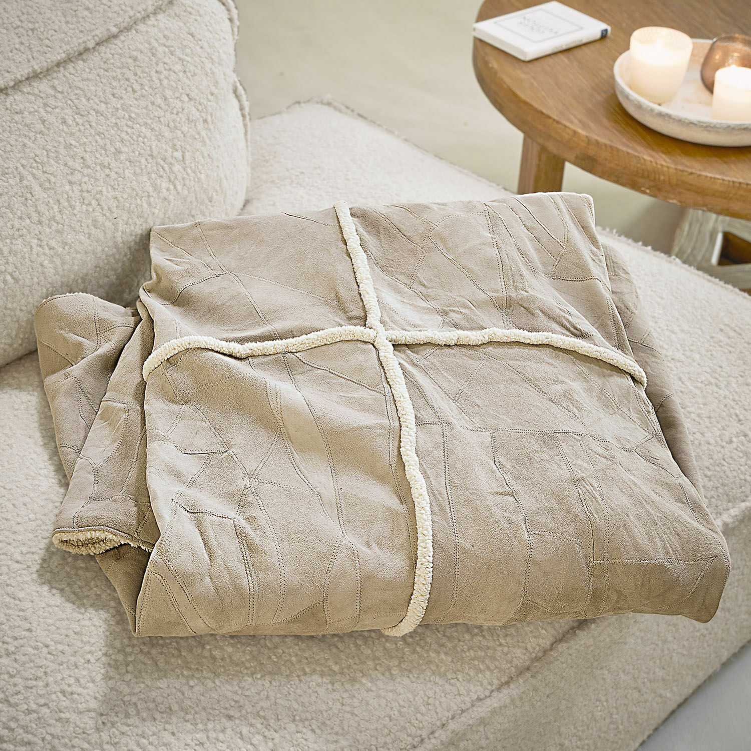 Plaid Raminya Beige Wildlederdecke mit weissem Teddyfutter, perfekt für gemütliche Wohnräume und Wohnaccessoires