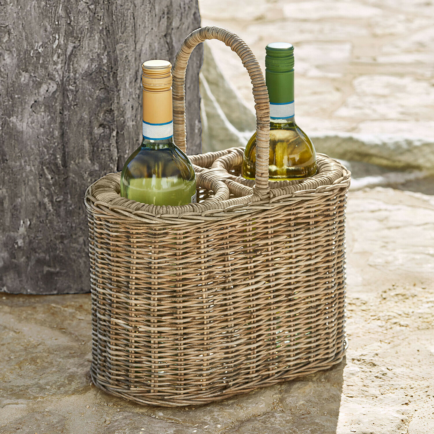 Natürlicher beigefarbener Weidenkorb für zwei Weinflaschen, praktisch und stilvoll für Picknick