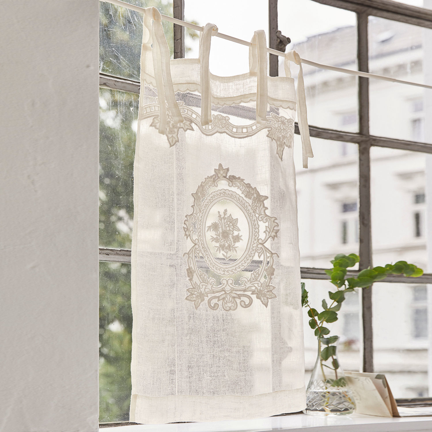 Scheibengardine Mesnay Weisse Leinen-Gardine mit besticktem Blumenmotiv und Schlaufen zum Aufhängen am Fenster