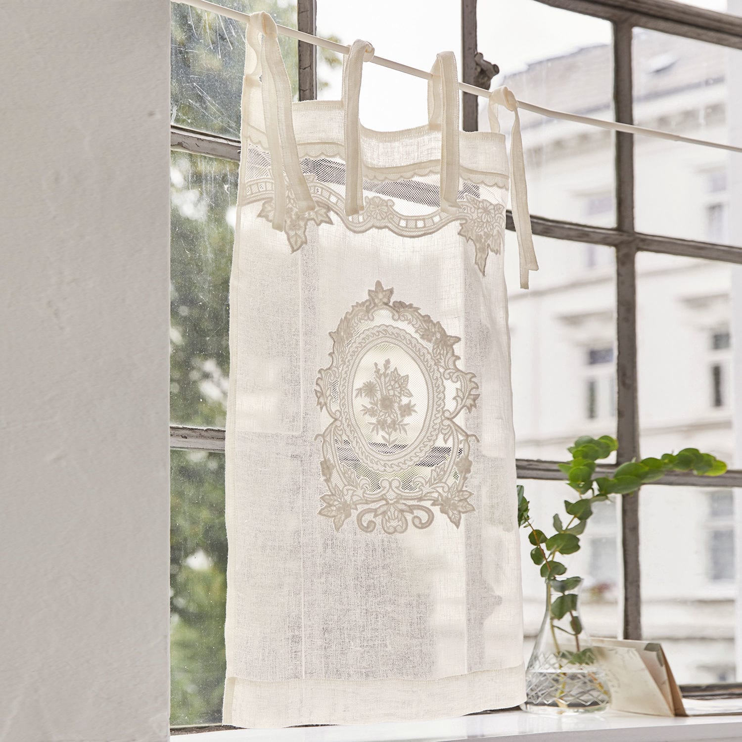 Scheibengardine Mesnay Weisse Leinen-Gardine mit besticktem Blumenmotiv und Schlaufen zum Aufhängen am Fenster