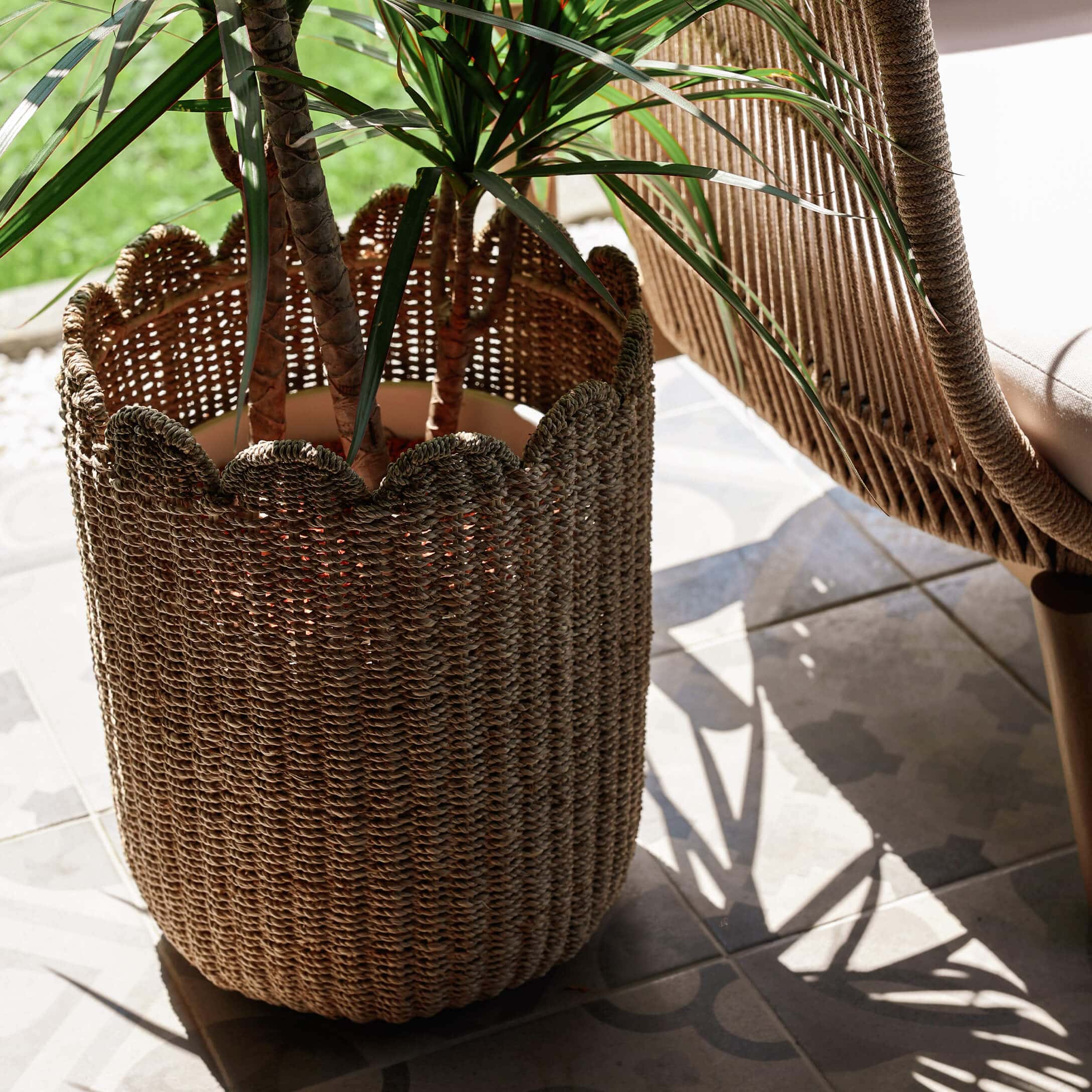 Dekorativer Pflanzkorb aus natürlichem Geflecht in Beige für Wohn- und Gartenbereich