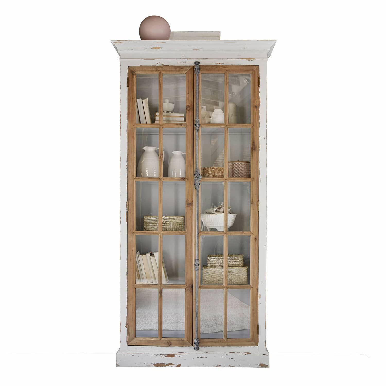 Schrank Philippe Holzvitrine mit Glastüren und Metallbeschlägen im Vintage-Stil, dekorative Gegenstände innen