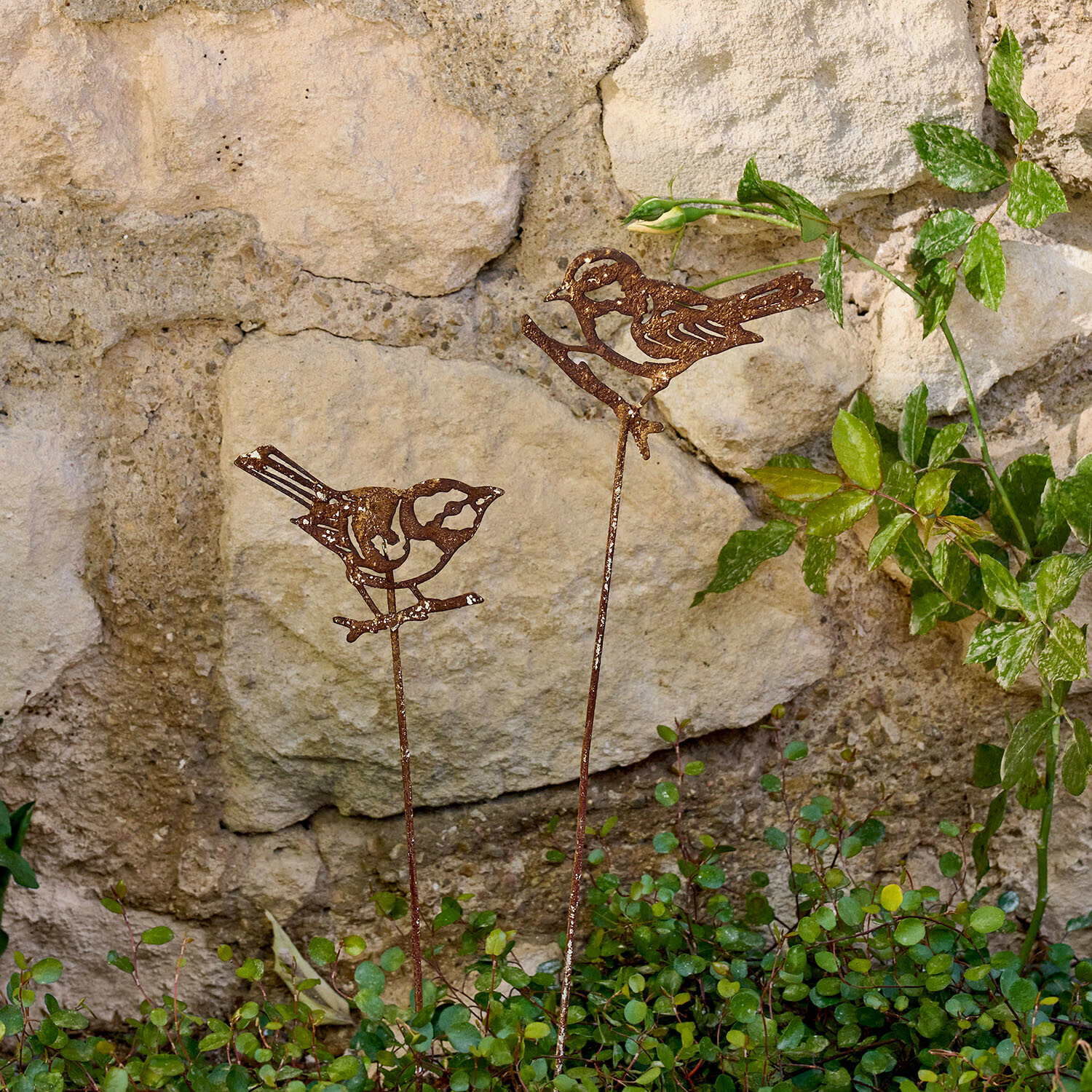Gartenstab 2er Set Pelvaron Dekorative rostige Metallvögel auf Stäben für Garten vor Steinmauer
