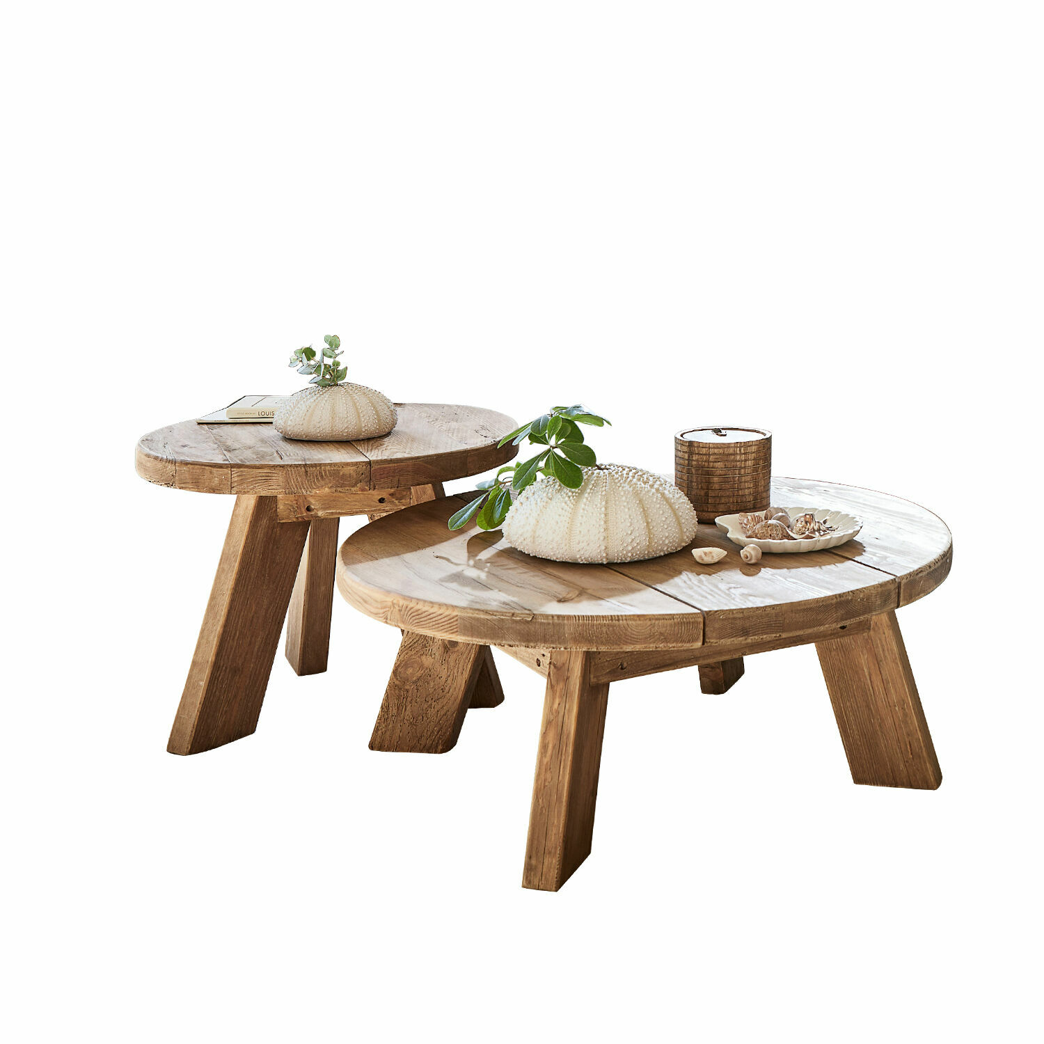 Couchtisch 2er Set Oteley Zwei runde Couchtische aus Holz in Naturfarbe mit Dekorationen auf den Tischplatten