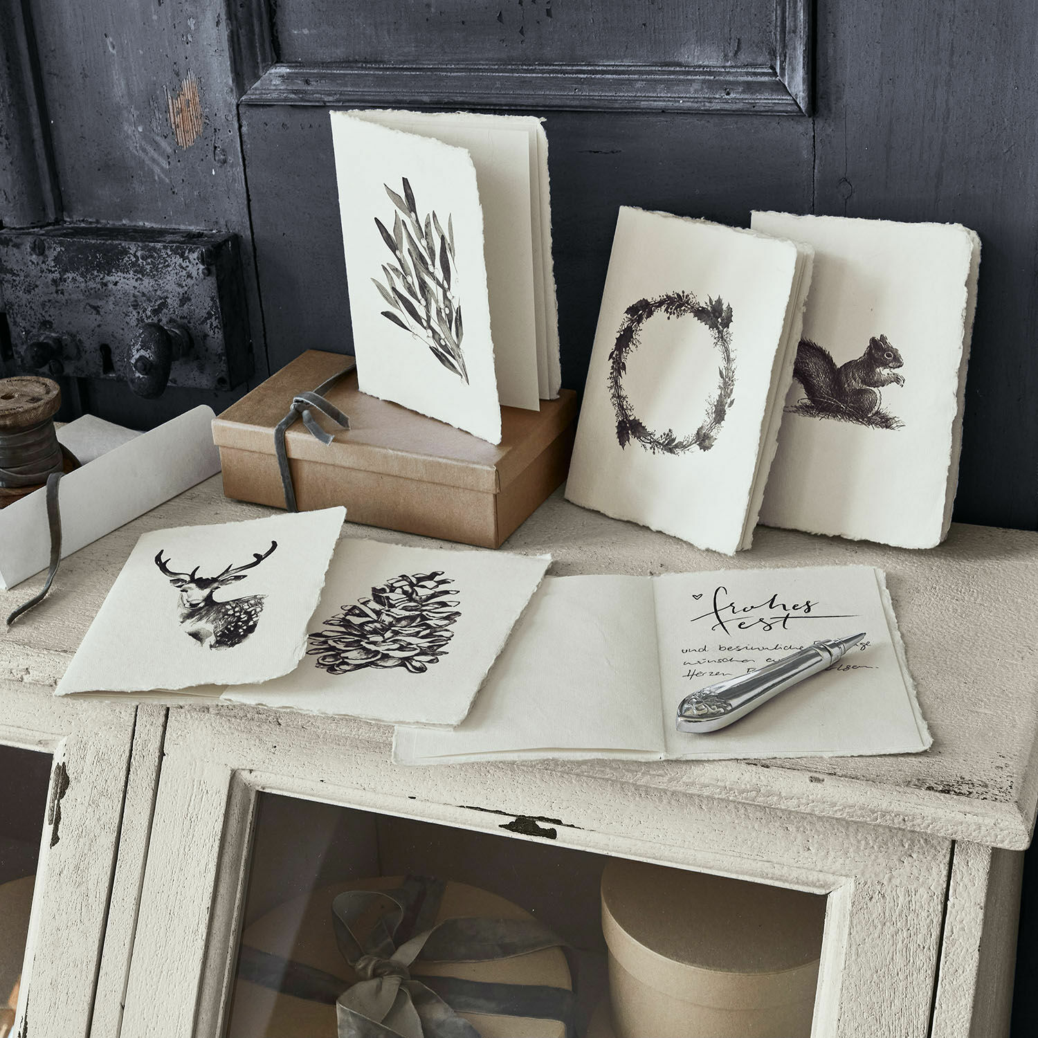 Grusskarten 6er Set Previa Set aus Karten mit Naturmotiven auf cremefarbenem, handgeschöpftem Papier auf rustikalem Tisch