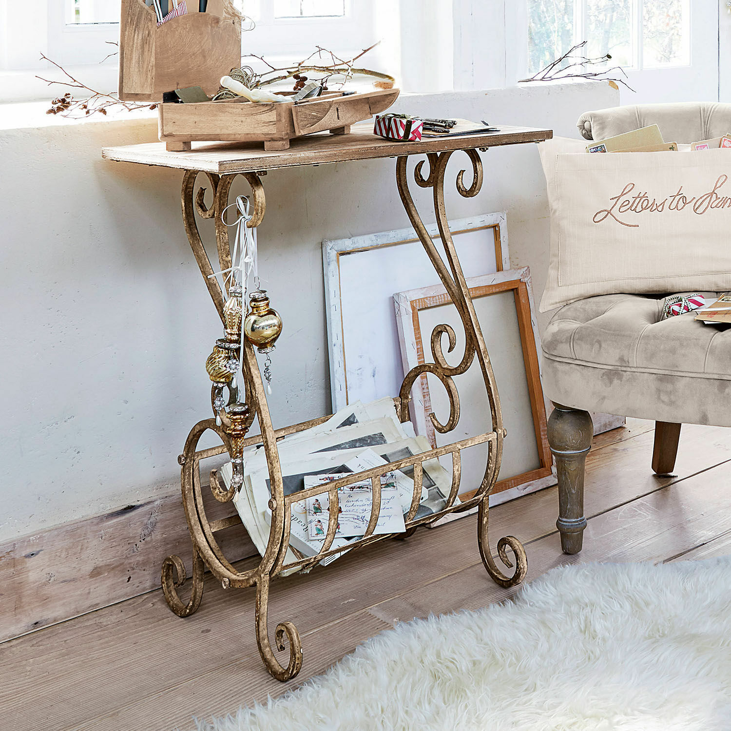 Konsole Ciattos Beistelltisch mit goldfarbenem Metallgestell und Holzplatte, Vintage-Dekoration und Briefe im Fach