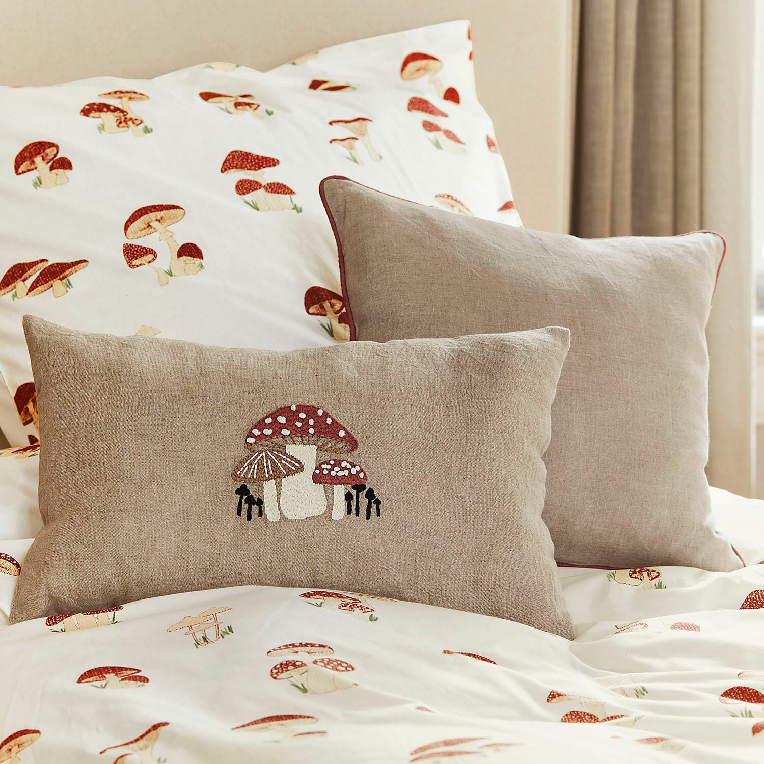 Kissenhülle 2er Set Norilie Beige Leinenkissen mit Pilzstickerei auf Bettwäsche mit Pilzmotiv, gemütliche Schlafzimmerdekoration