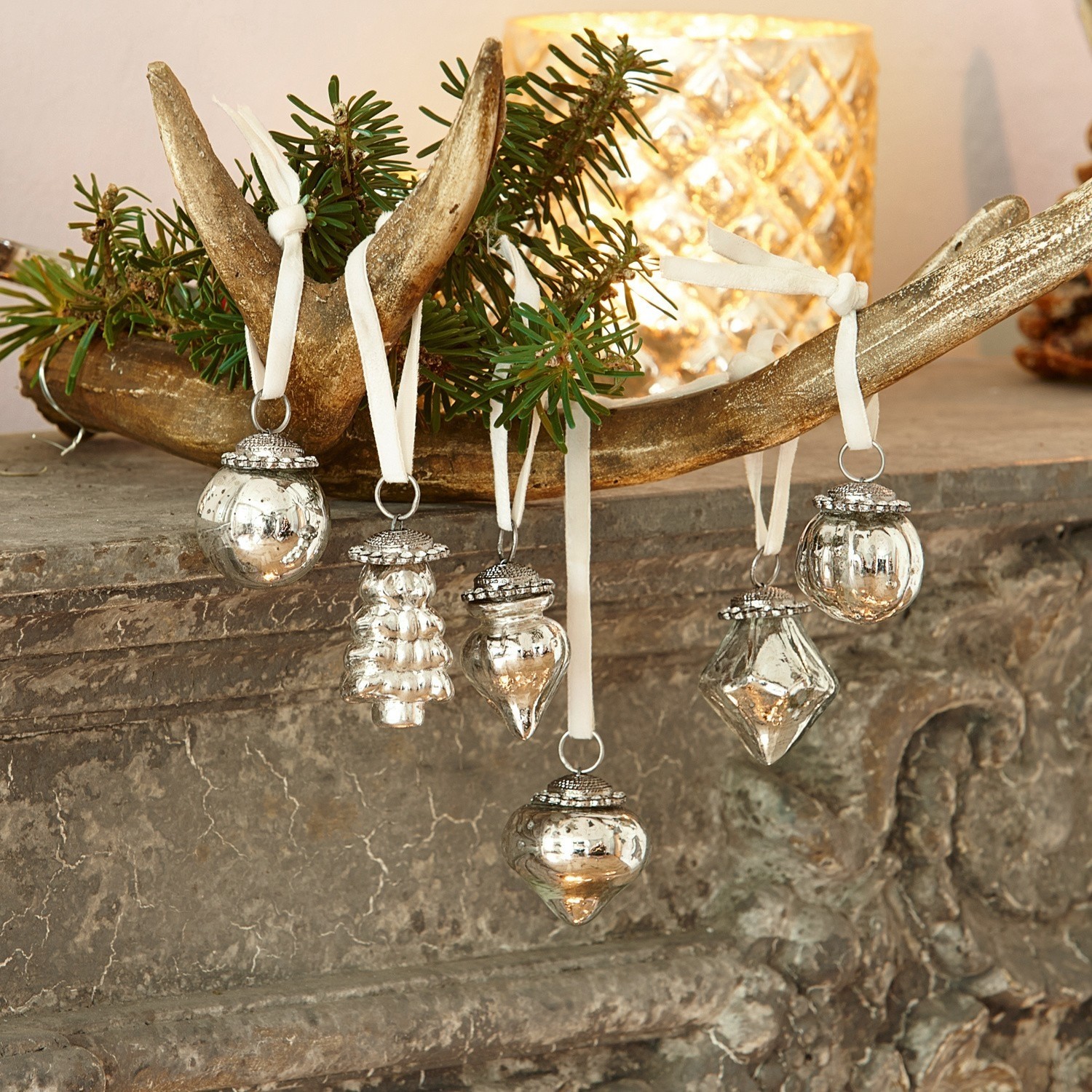 Weihnachtsschmuck 6er Set Levier Silberne Weihnachtsanhänger mit weissen Bändern an goldenem Geweih mit grünen Zweigen