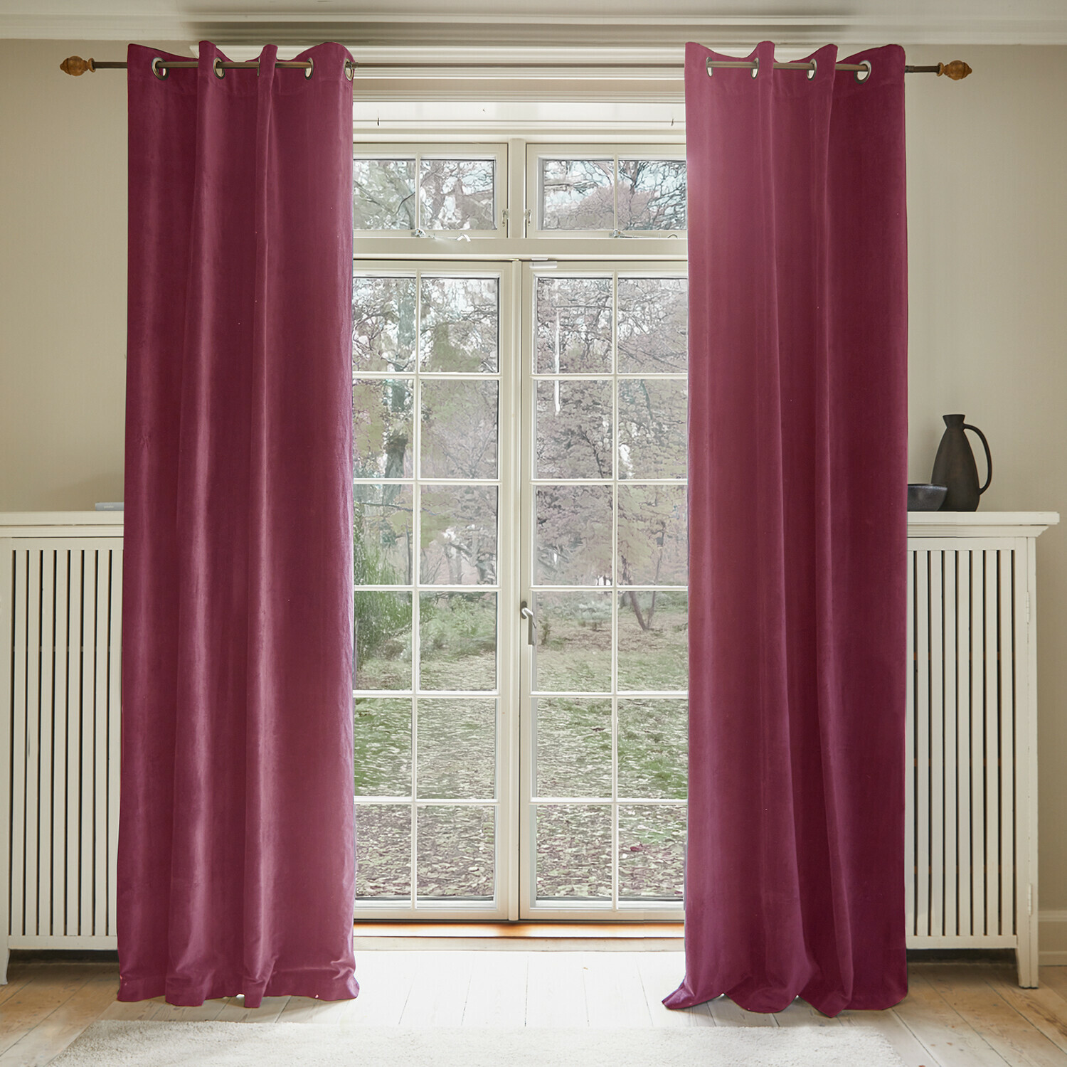 Vorhang Miko Violette Samtvorhänge an grossem Fenster, stilvolle Raumdekoration und Lichtschutz