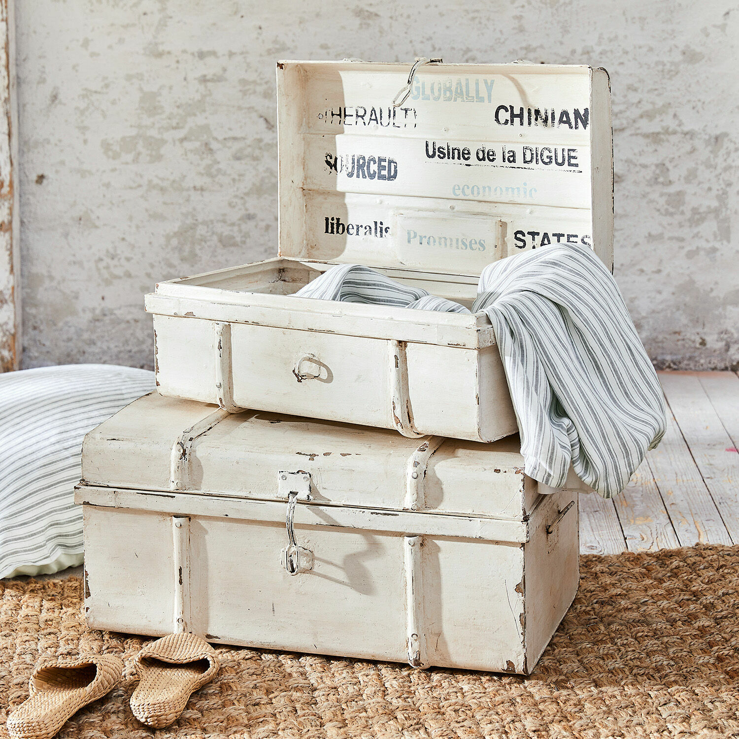 Truhen 2er Set Riga Weisse Holzkisten mit Used-Look auf Jute-Teppich, dekorative Aufbewahrungsboxen im Vintage-Stil