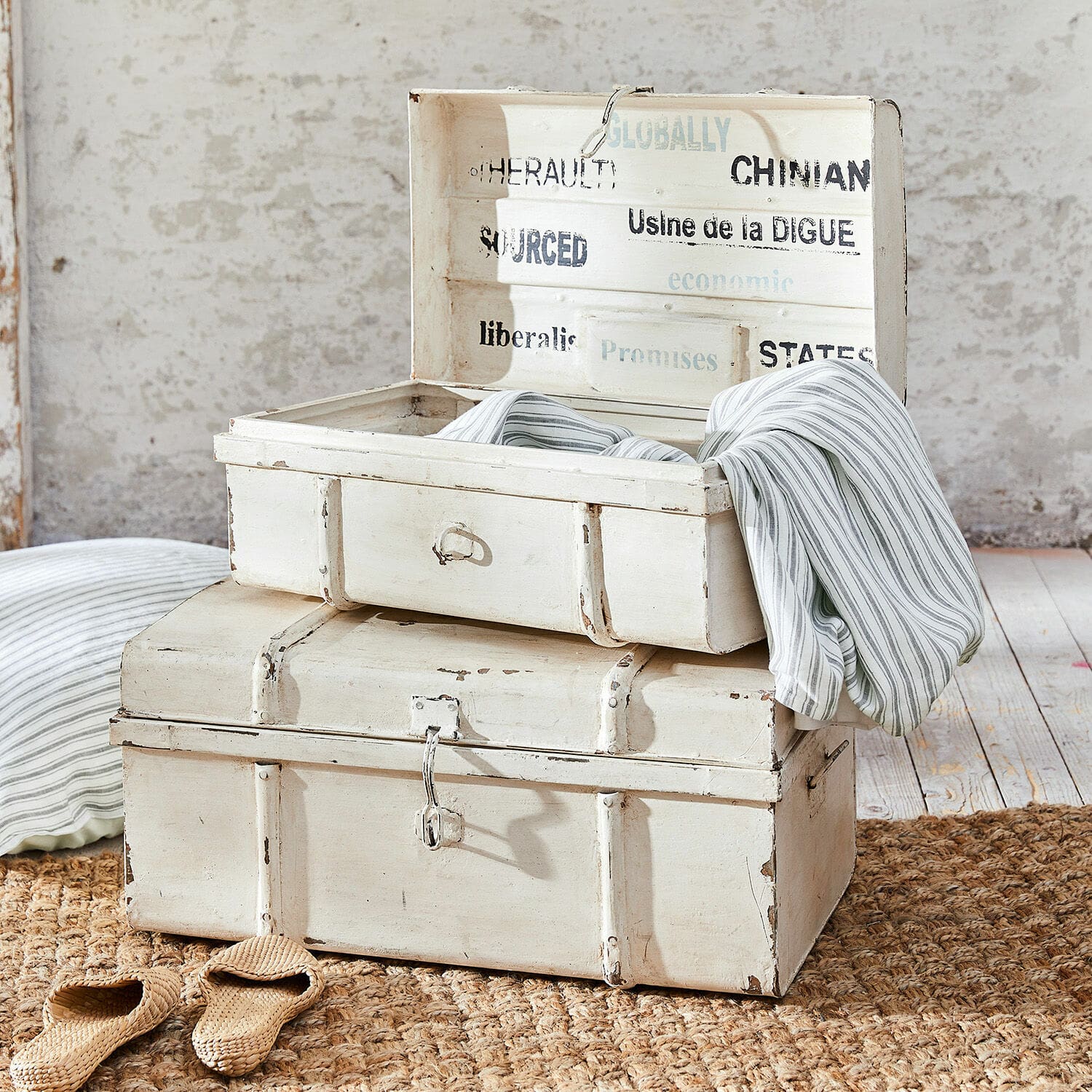 Truhen 2er Set Riga Weisse Holzkisten mit Used-Look auf Jute-Teppich, dekorative Aufbewahrungsboxen im Vintage-Stil
