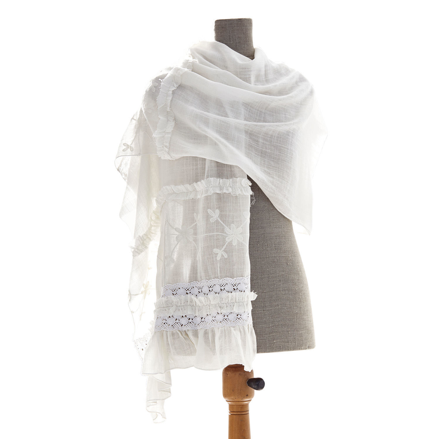 Schal Nino Leichter weisser Schal aus feinem Stoff mit Stickerei und Spitze, elegantes Modeaccessoire an der Büste