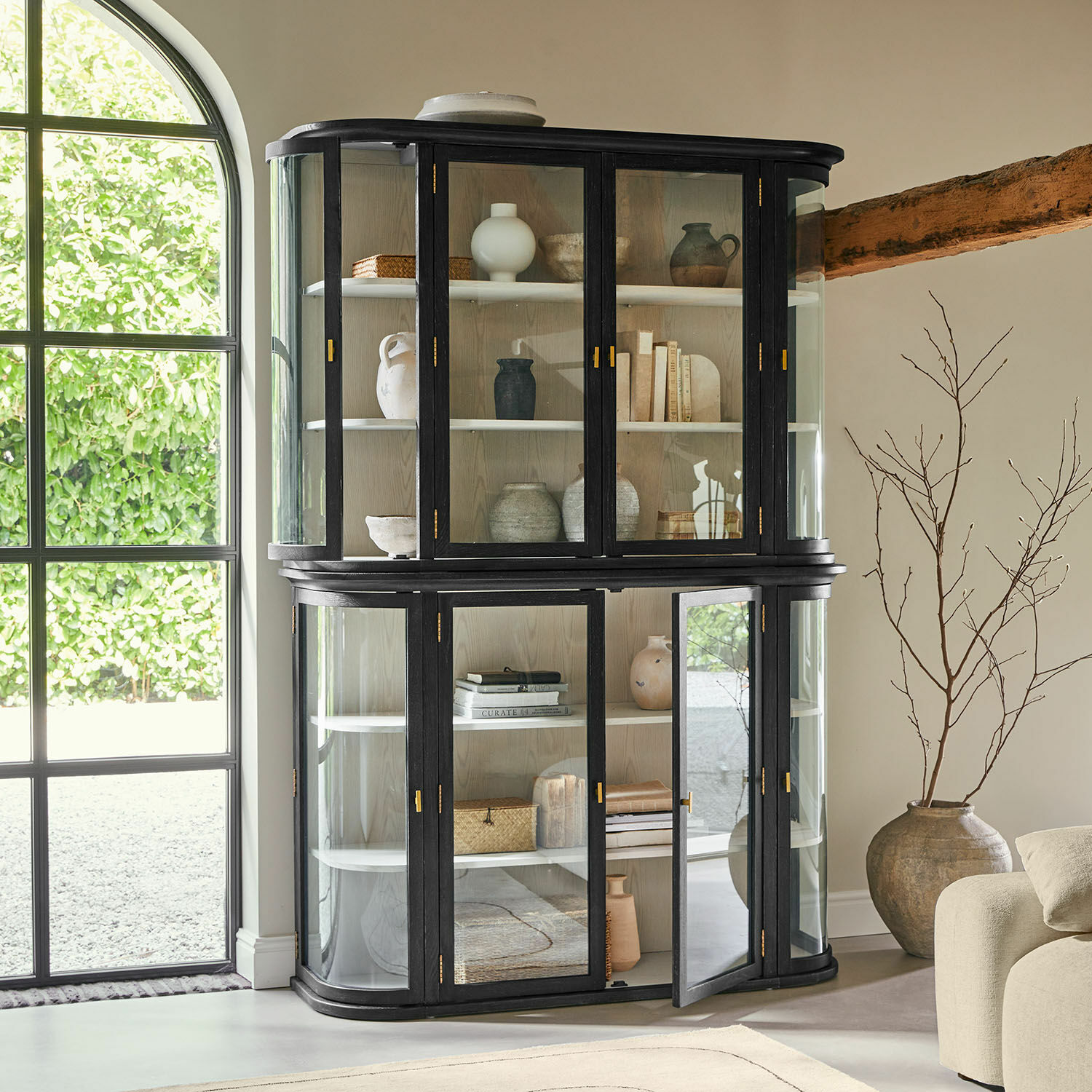 Schrank Sturminster Schwarze Holzvitrine mit Glastüren und Regalen, moderner Wohnzimmerschrank mit Dekoration.