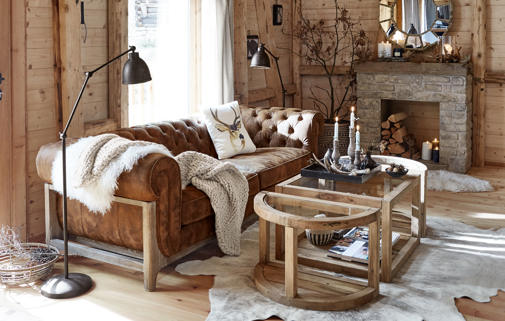 Gemütliches Wohnzimmer im Landhausstil mit braunem Ledersofa und hellem Holztisch