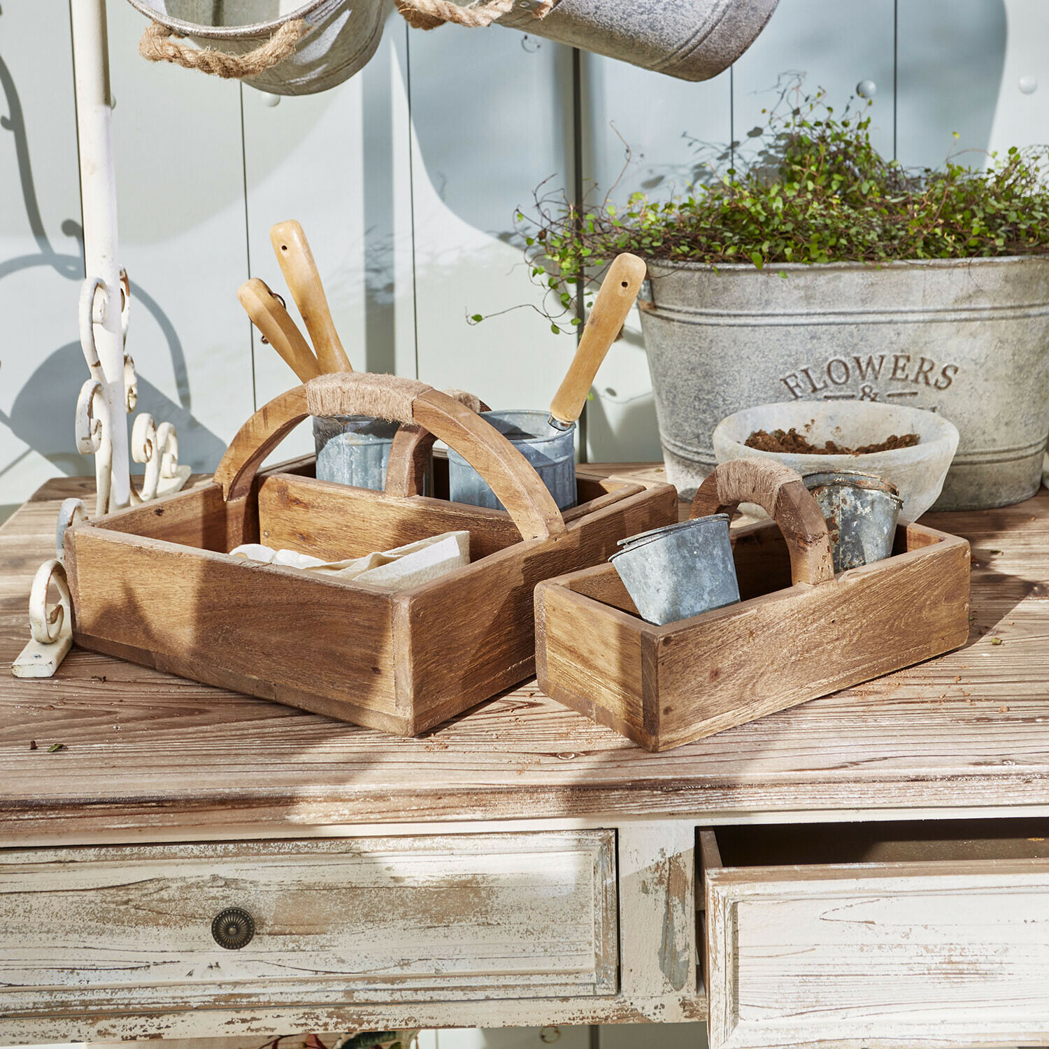 Holzkiste 3er Set Nettleby Holzkisten mit Griffen und Metalltöpfen auf Gartentisch für Gartenwerkzeuge und Pflanzzubehör