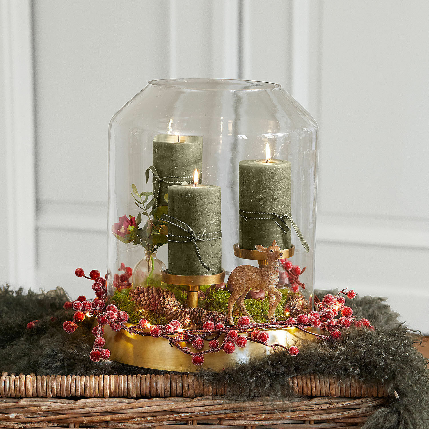Windlicht Vemesto Weihnachtsdekoration mit drei grünen Kerzen, Glasglocke und Rehfigur auf goldener Basis