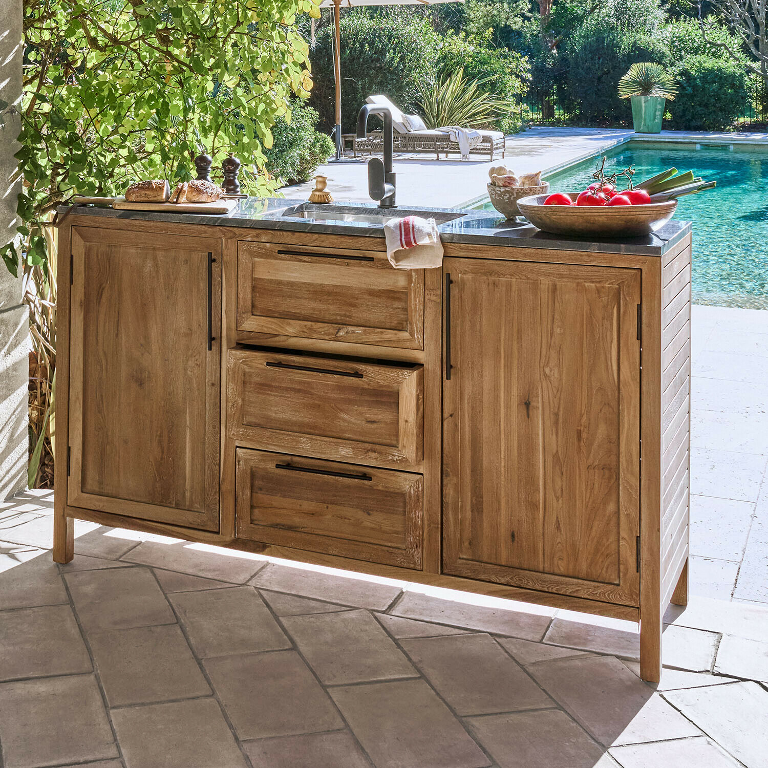 Gartenschrank aus Holz mit schwarzer Arbeitsplatte und Spüle, perfekt für Aussenküche am Pool