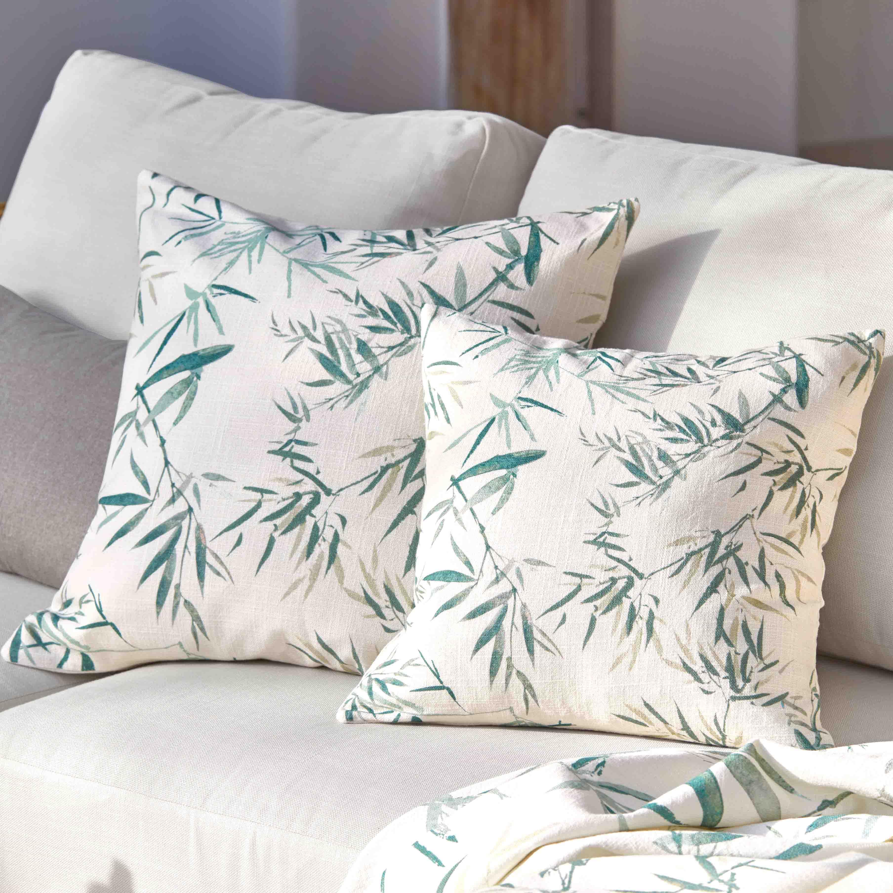 Wendbare Dekokissen aus Baumwolle in Creme mit grünem Blattmuster, elegante Wohnaccessoires