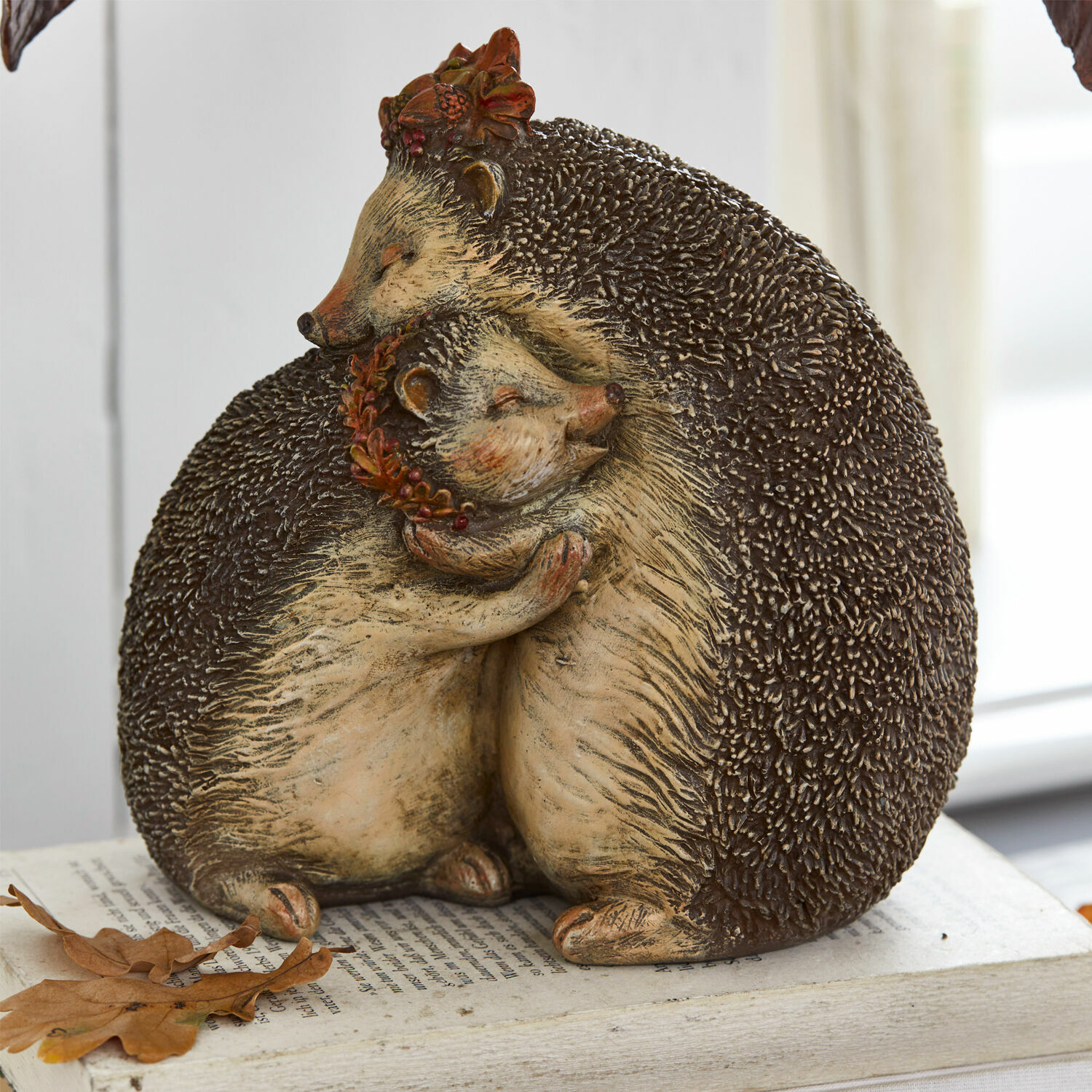 Deko-Igel Adrienne Figur von zwei braun-beigen Igeln auf Buch, herbstliche Wohnraumdekoration aus Kunststein