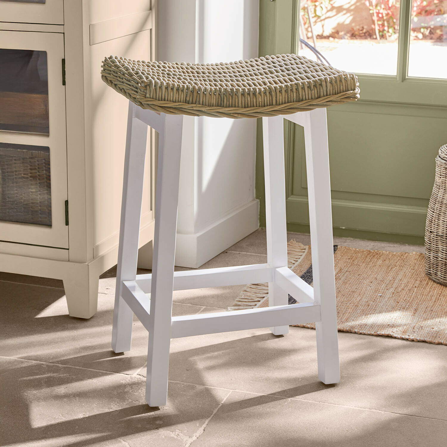 Hocker Arovian Barhocker aus weiss lackiertem Holz mit hellem Rattansitz, Küchenmöbel im Landhausstil