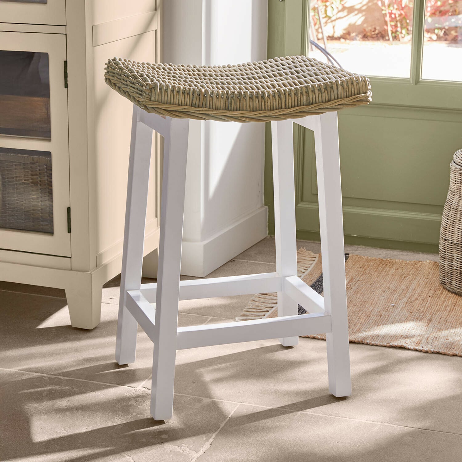 Hocker Arovian Barhocker aus weiss lackiertem Holz mit hellem Rattansitz, Küchenmöbel im Landhausstil