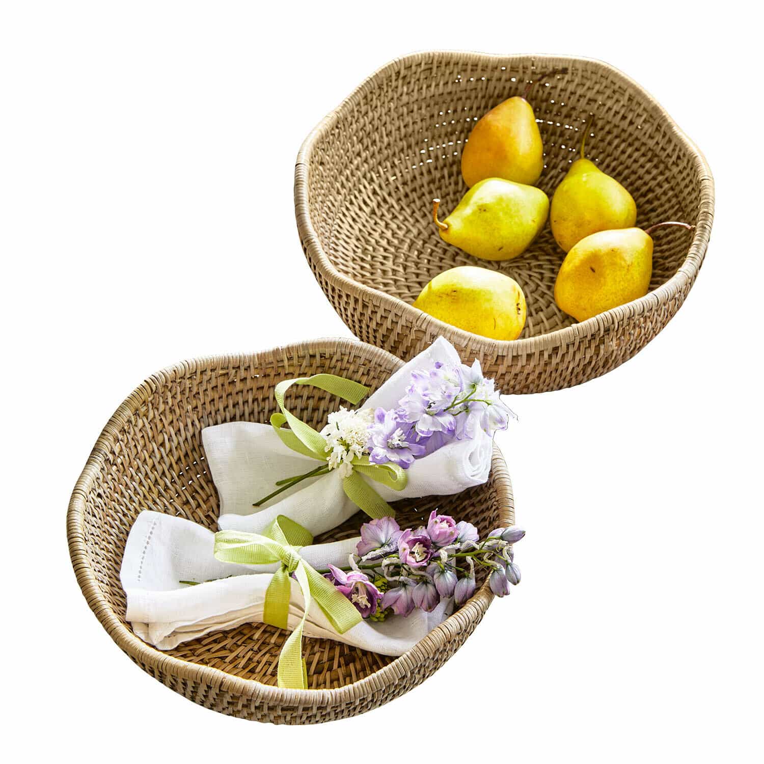 Korb 2er Set Seravoux Zwei runde Körbe aus natürlichem Rattan, einer mit Birnen, der andere mit Servietten und Blumen dekoriert