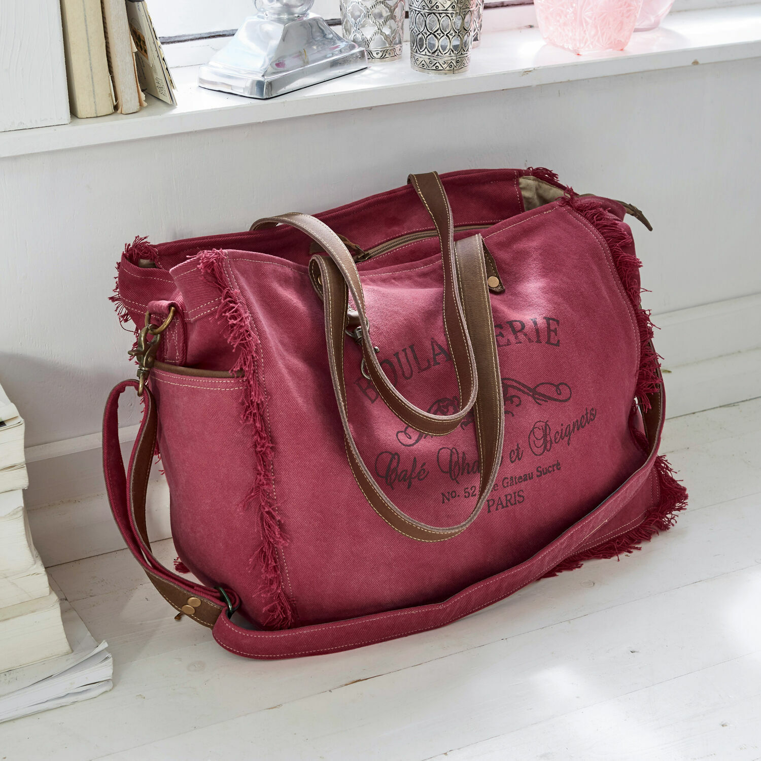 Tasche Anoush Reisetasche aus rotem Canvas mit braunen Griffen und Vintage-Aufdruck auf weissem Boden