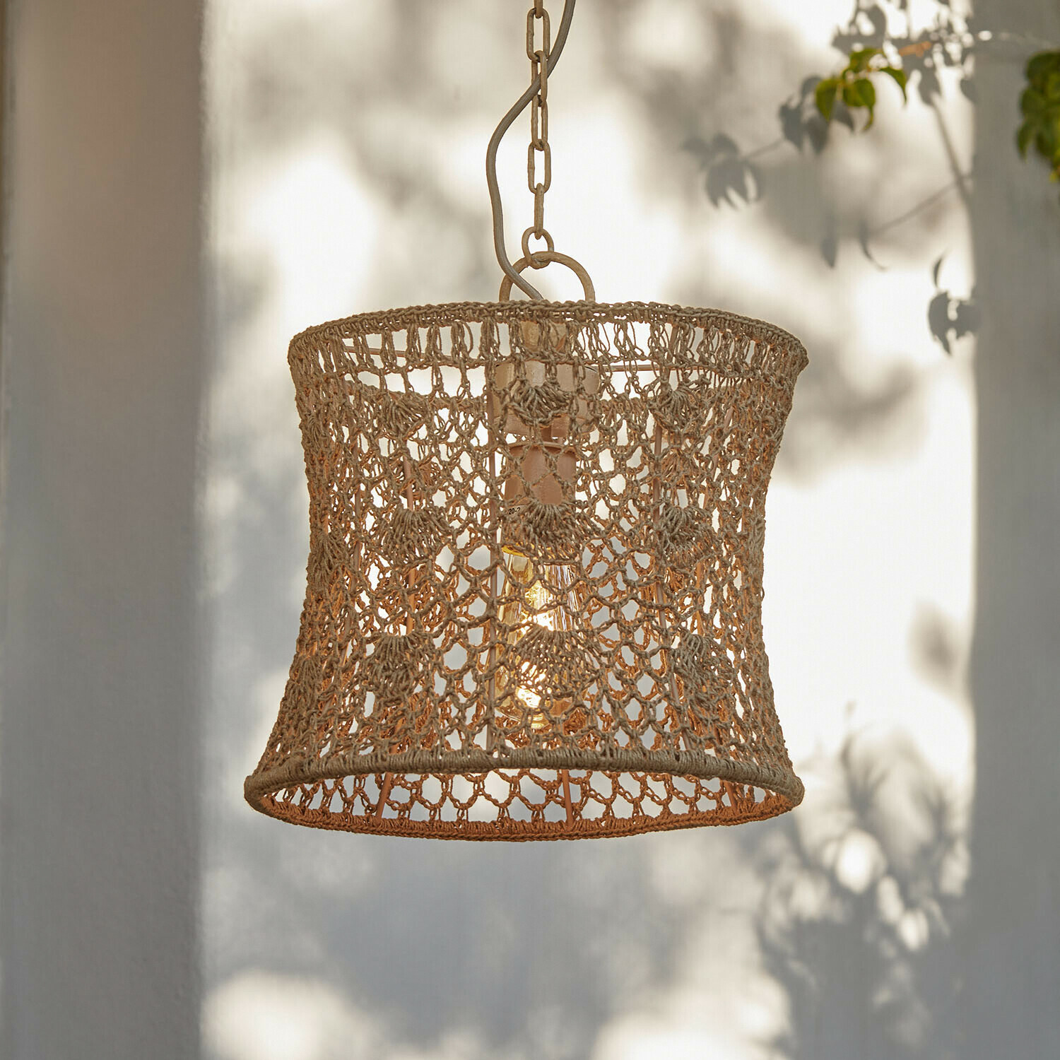 Hängelampe aus natürlichem beige Seil mit dekorativem, durchbrochenem Lampenschirm