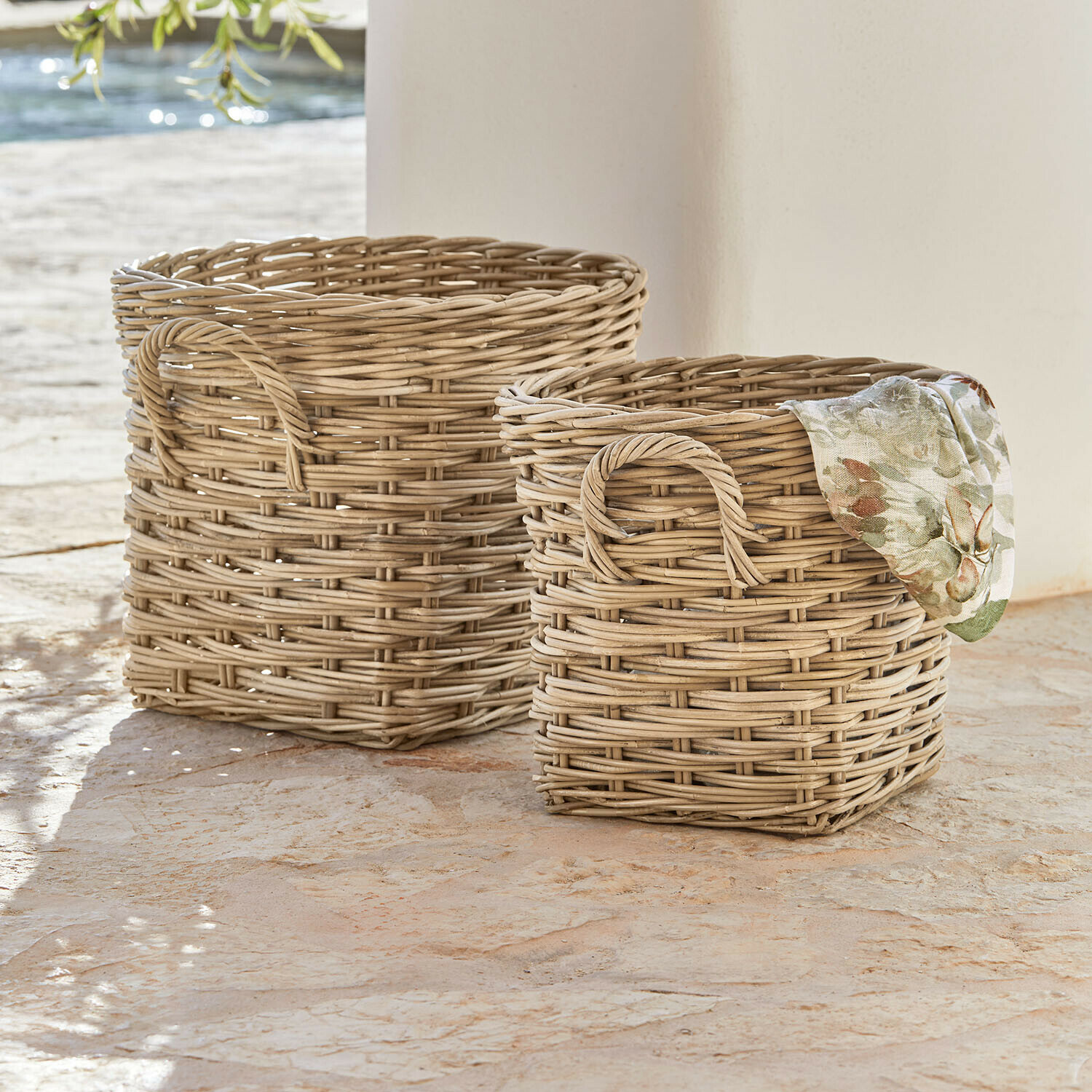 Zwei natürliche Weidenkörbe mit Griffen, ideal zur Aufbewahrung im Haushalt