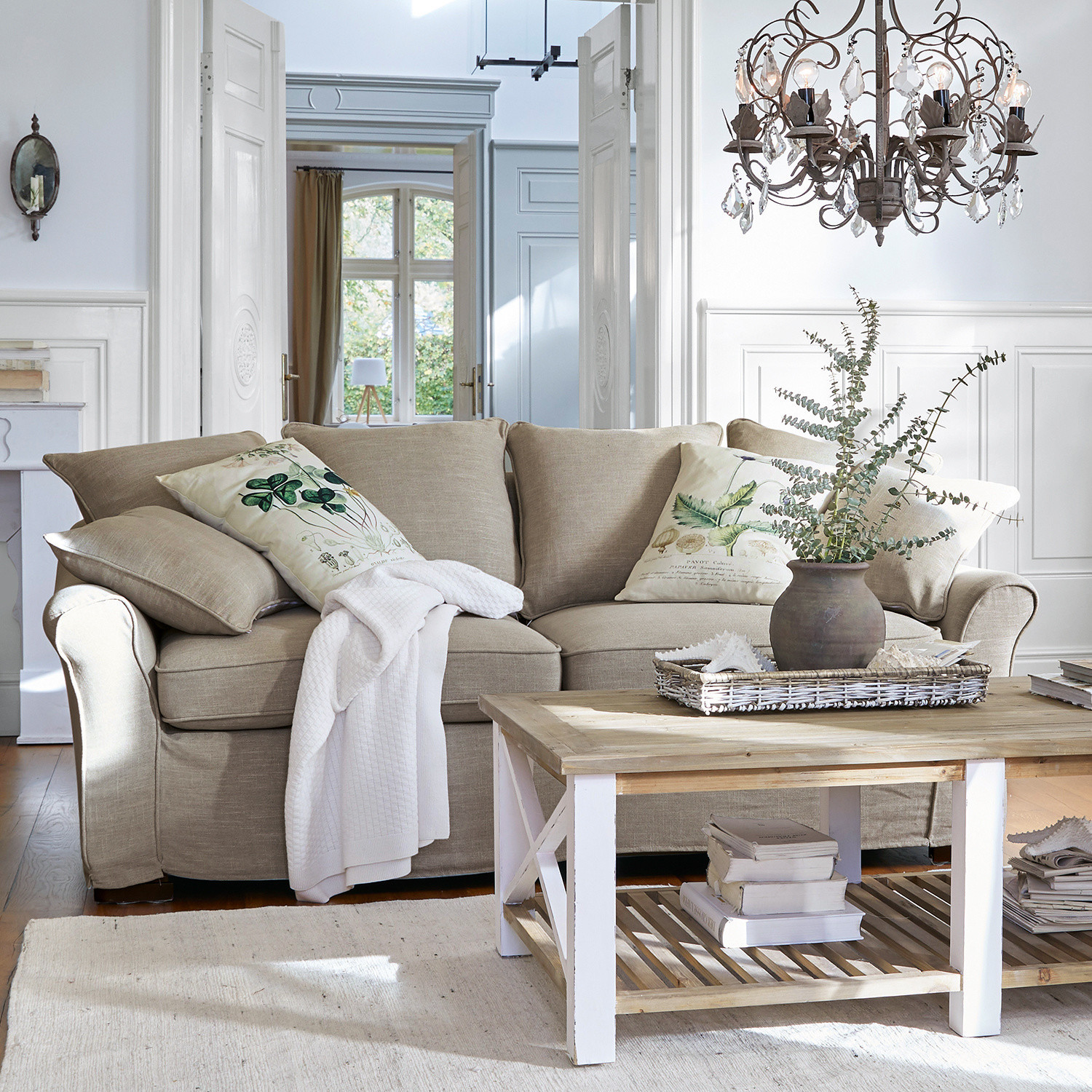 Sofa Long Beach Beige Stoffcouch mit dekorativen Kissen und Holzcouchtisch im hellen Wohnzimmer