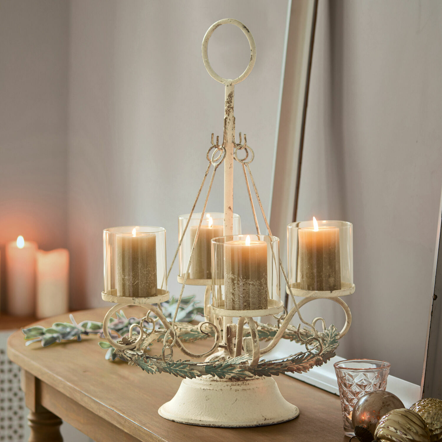 Adventskranzständer Denders Vintage Metall-Kerzenhalter in Creme mit vier beigen Kerzen auf Holztisch, Wohnaccessoire