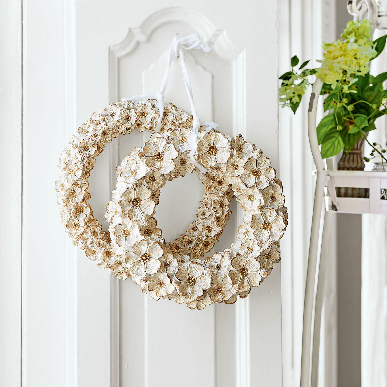 Kranz 2er Set Marie Dekorativer Blumenkranz in Weiss mit beigen Akzenten zum Aufhängen an der Türe