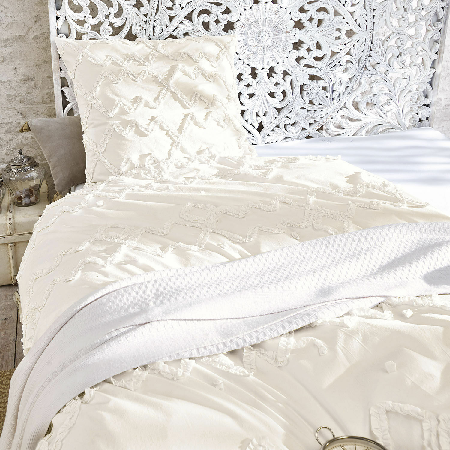 Bettwäsche Élaine Cremefarbige Baumwollbettwäsche mit dekorativem Muster und weicher weisser Decke auf Vintage-Bett