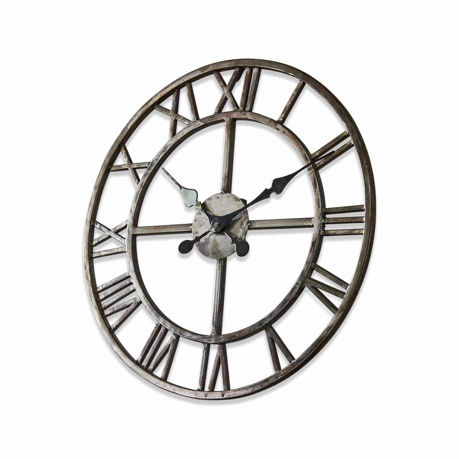 Uhr Vigo Wanduhr aus Metall in Antiksilber mit römischen Ziffern für eine rustikale Wohnraumgestaltung