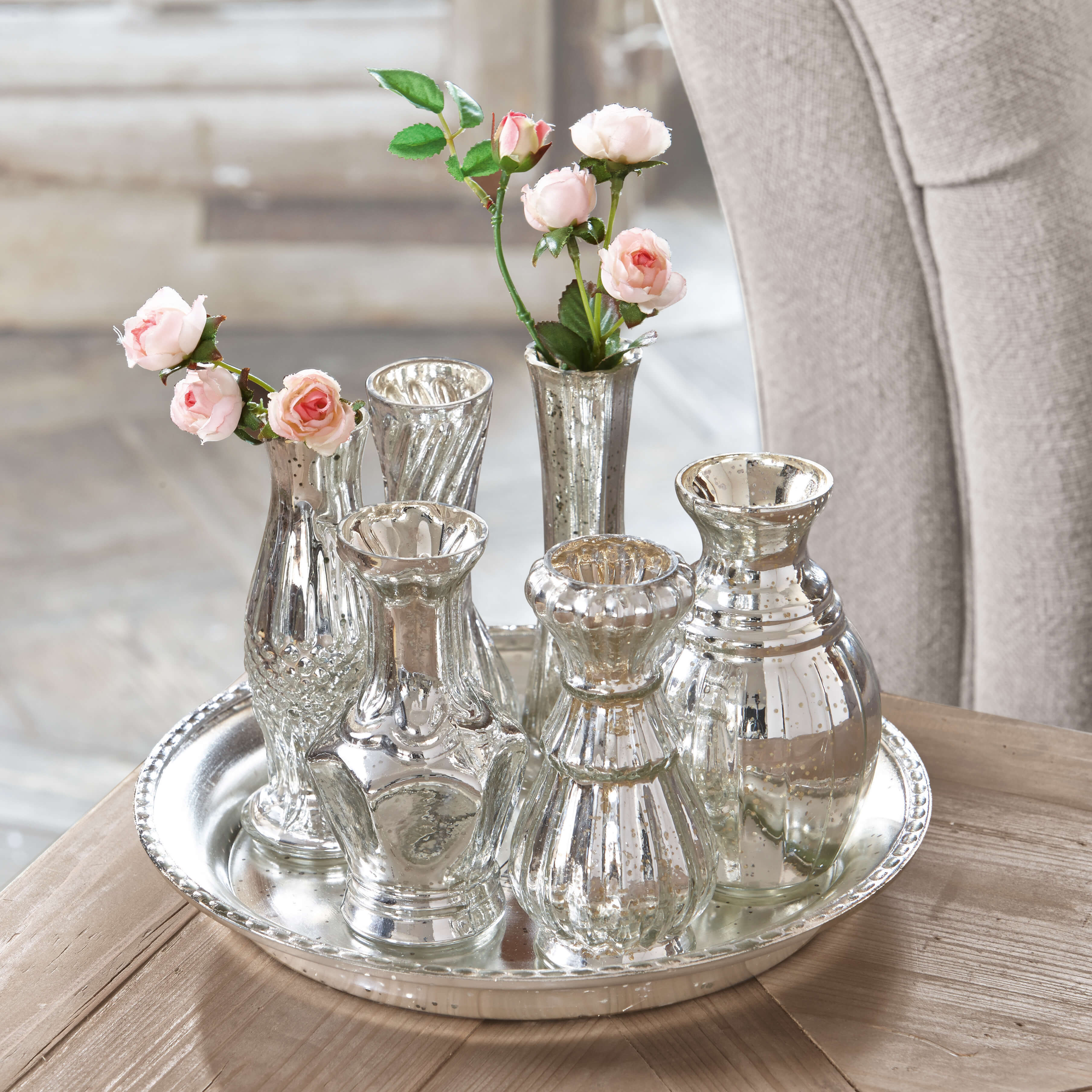 Set silberne Glasvasen auf Tablett mit rosa Blumen, elegante Vintage-Tischdekoration