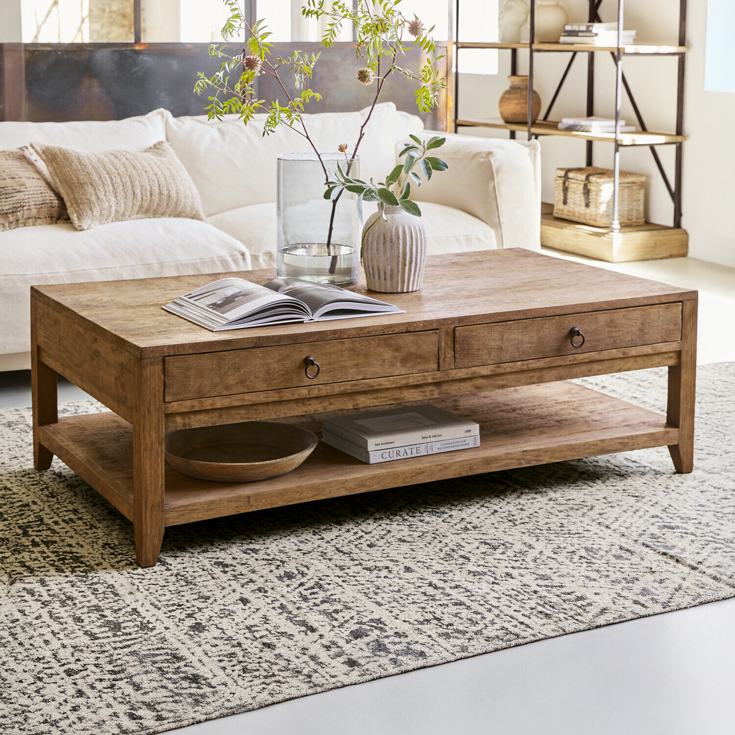 Couchtisch Rasmus Holz-Couchtisch in Naturfarbe mit Schubladen und Ablagefläche auf gemustertem Teppich
