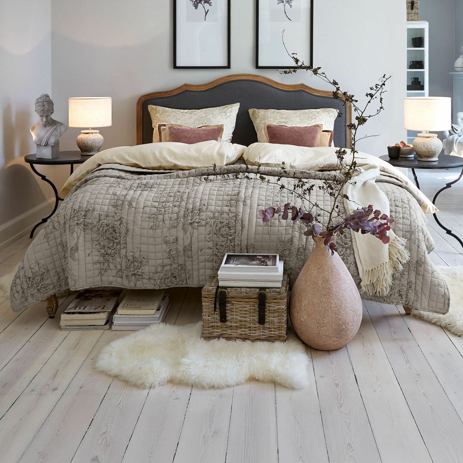 Quilt Orrenwyn Gemütliches Schlafzimmer mit Holzbett und beiger Steppdecke mit floralem Muster
