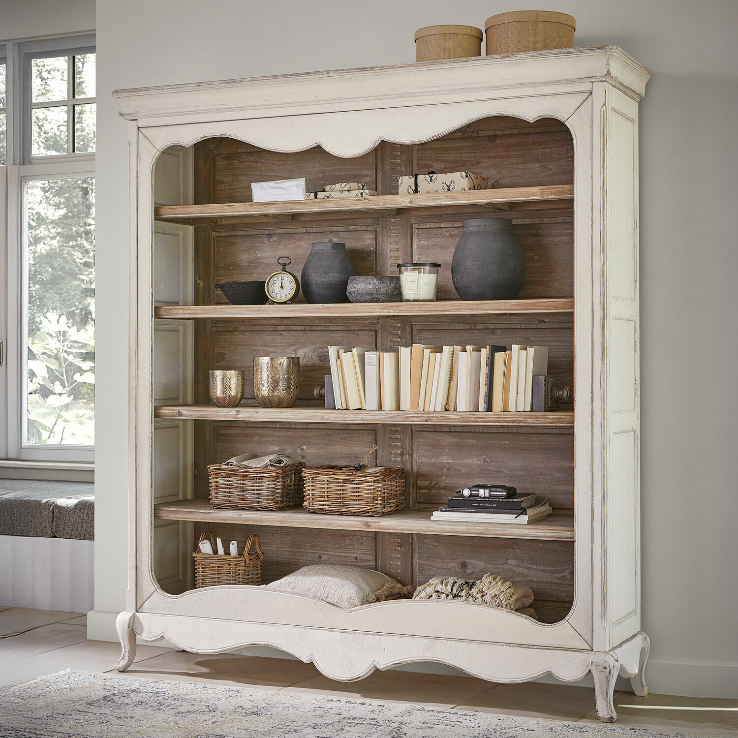 Regal Langworth Weisse Holzvitrine mit dekorativem Frontdesign und naturbelassenen Holzregalen im Vintage-Stil