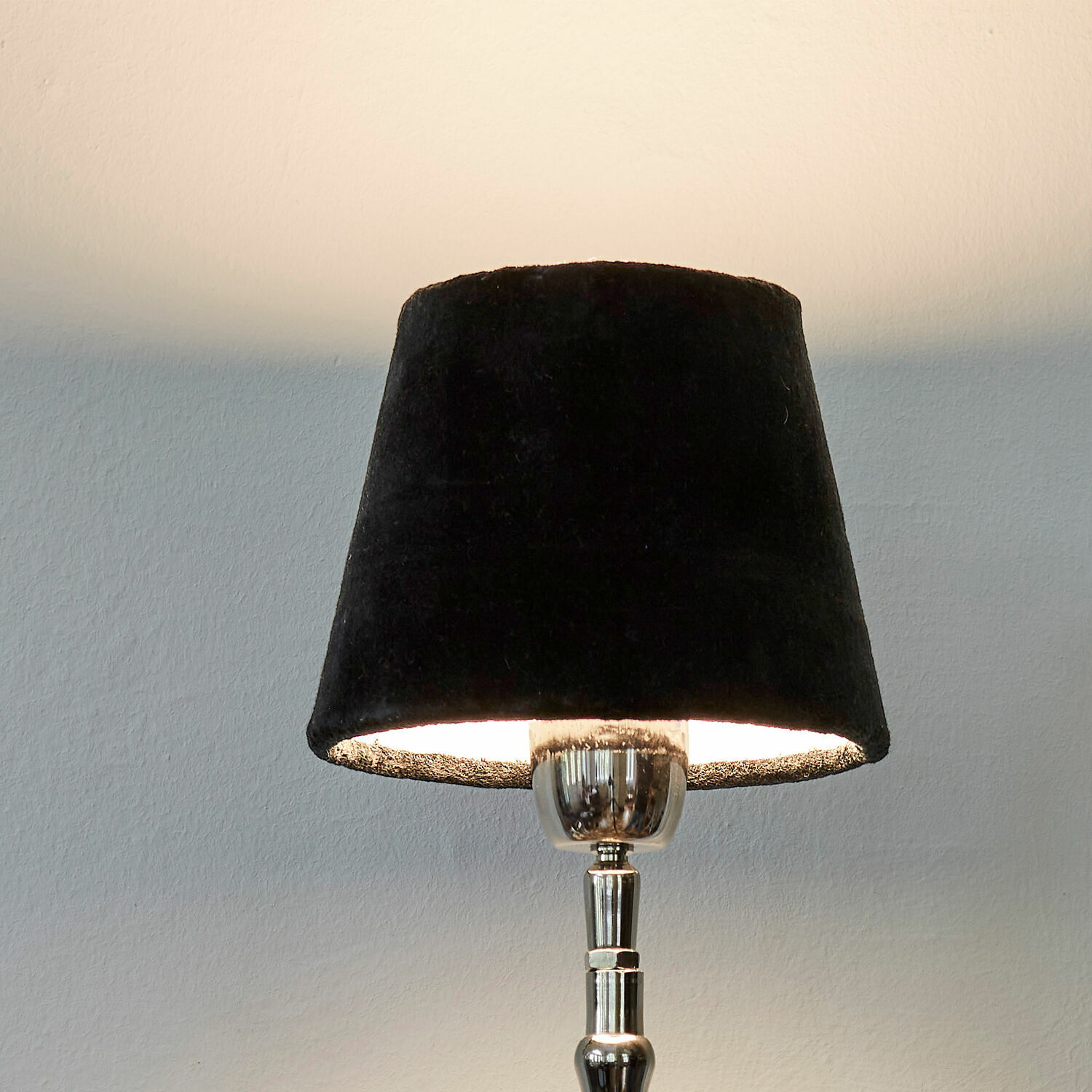 Lampenschirm Mitters Tischlampe mit schwarzem Lampenschirm und Metallfuss, modernes Wohnzimmerlicht