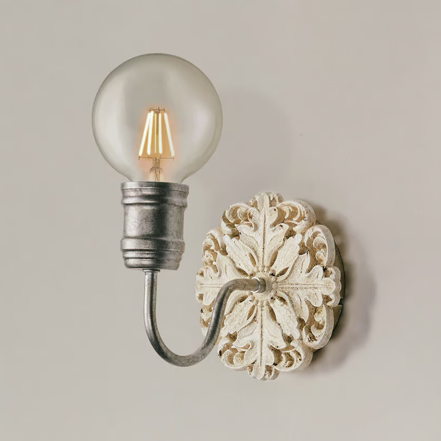 Wandleuchte mit Metallarm und dekorativer weisser Basis im Vintage-Stil, LED-Lampe