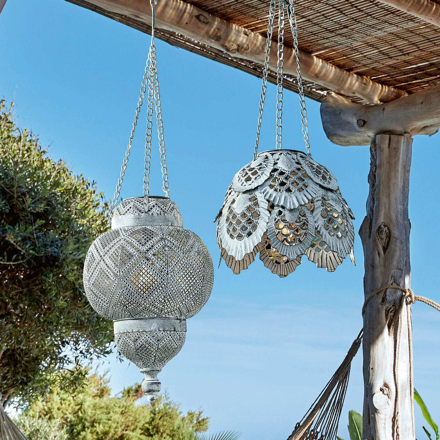 Solar-Hängelaterne 2er Set Paale Zwei weisse Metall-Hängeleuchten mit filigranem Muster, dekorative Gartenbeleuchtung im Freien