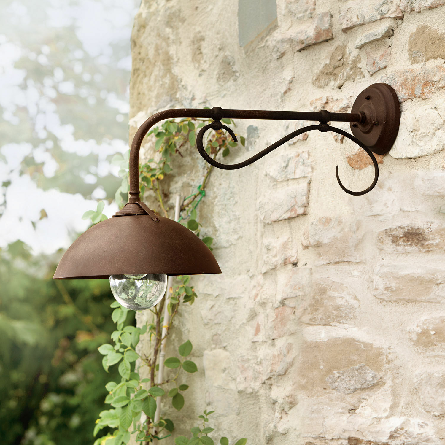 Aussenwandlampe Lupia Rustikale Aussenwandleuchte aus Metall in Rostoptik an Steinmauer, Gartenbeleuchtung